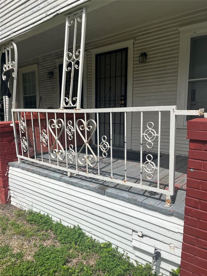 Property Photo:  305 N Bryan Street  TX 77011 