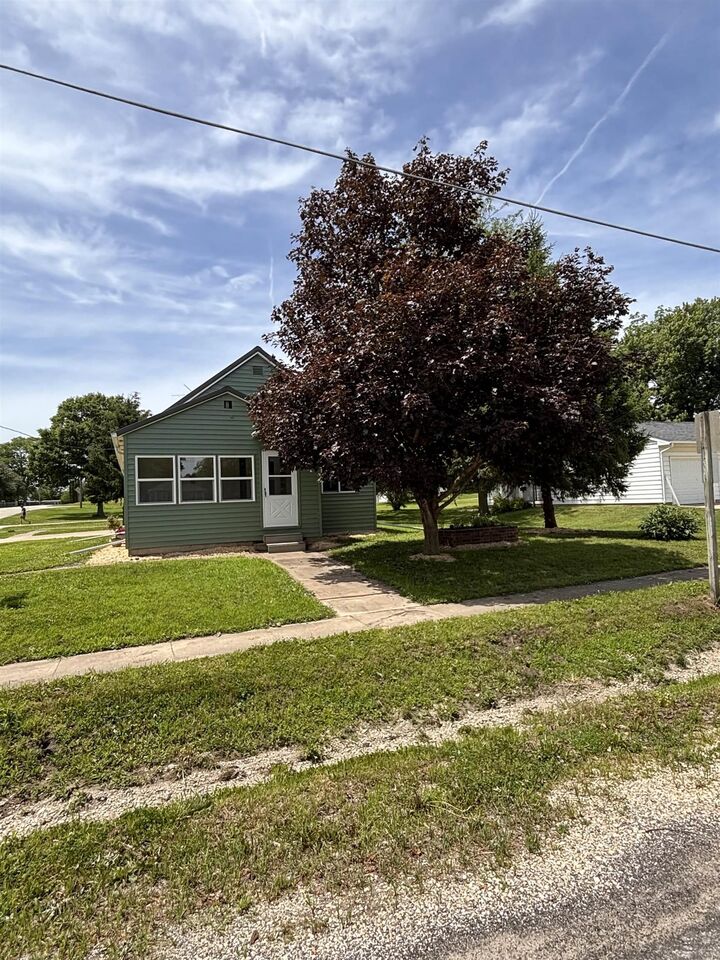 Property Photo:  814 Greeley Street  IA 50658 