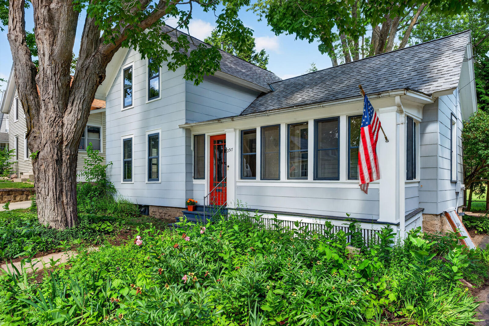 Property Photo: 237 Waverly Pl WI 53186