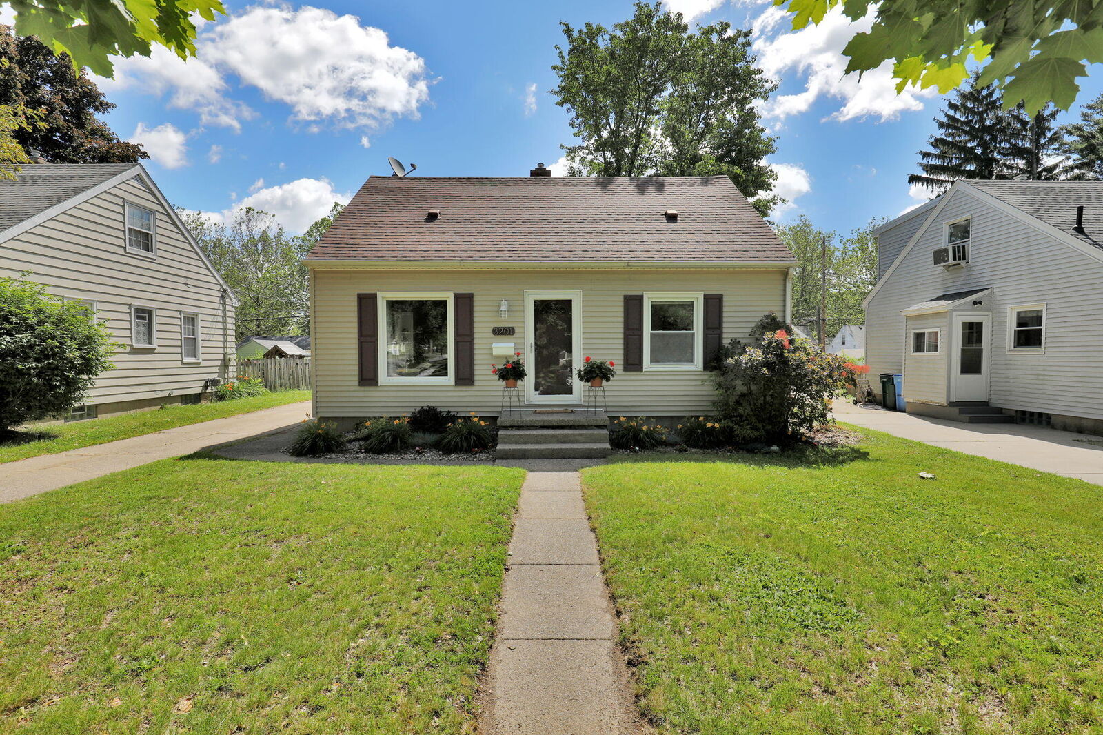 Property Photo:  3201 Sablain Parkway Drive  MI 48910 