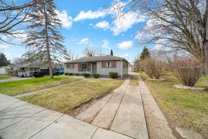 Property Photo: 727 Springbrook Avenue MI 49221
