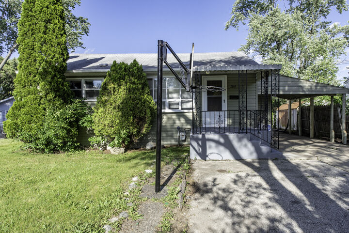 Property Photo: 2809 N Elmwood Avenue IL 60087