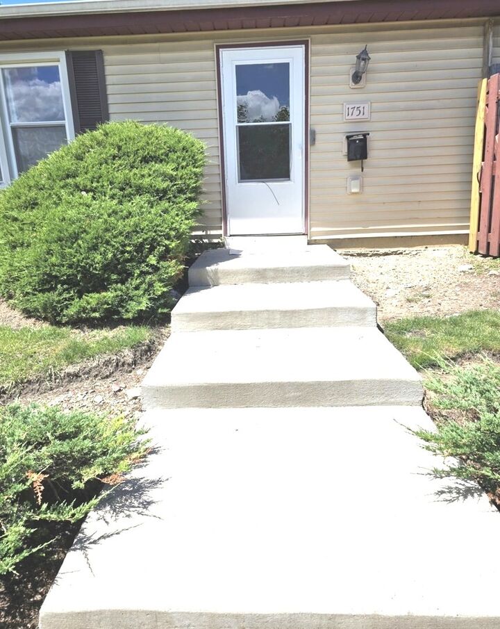 Property Photo: 1751 Queensbury Circle IL 60169