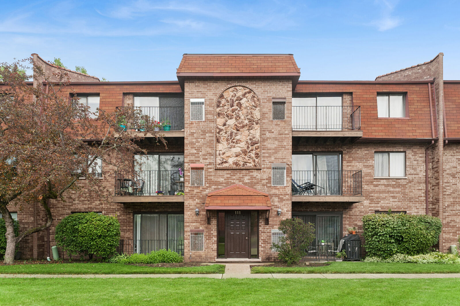 Property Photo:  111 W Brandon Court E33  IL 60067 