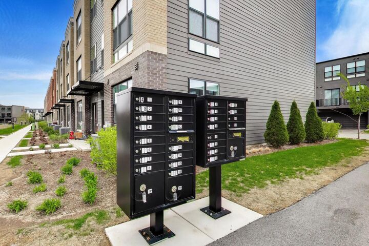 Property Photo:  331 Summit Circle  IL 60148 