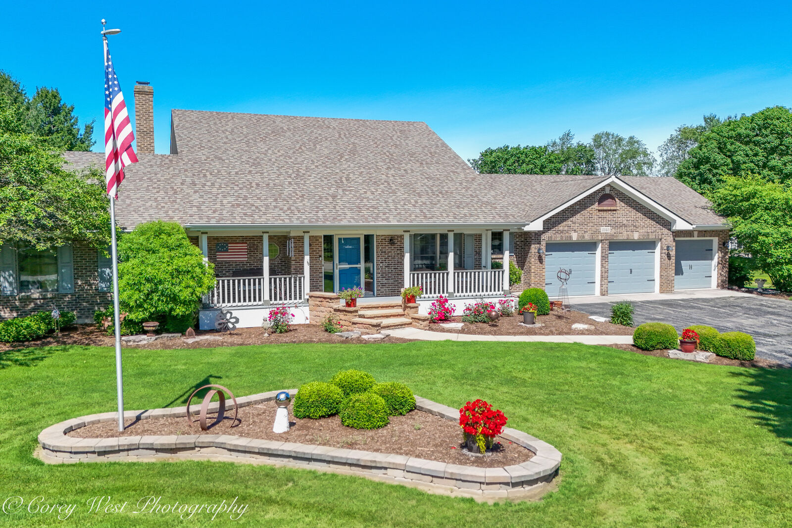 Property Photo:  1545 Sunflower Drive  IL 60178 