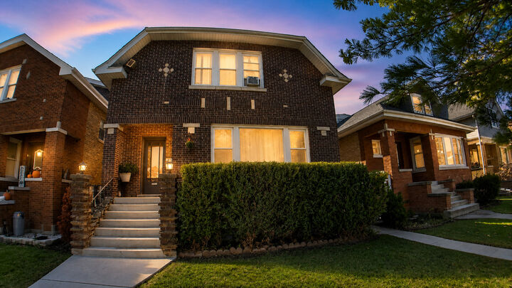 Property Photo: 5433 W Melrose Street IL 60641
