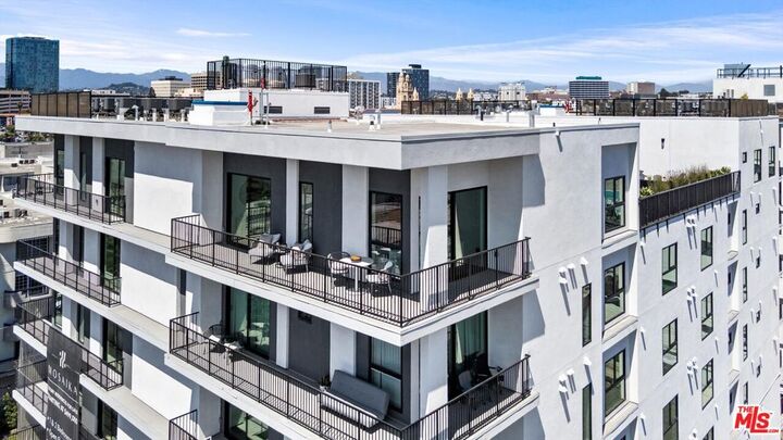 Property Photo:  904 S New Hampshire Avenue 203  CA 90006 