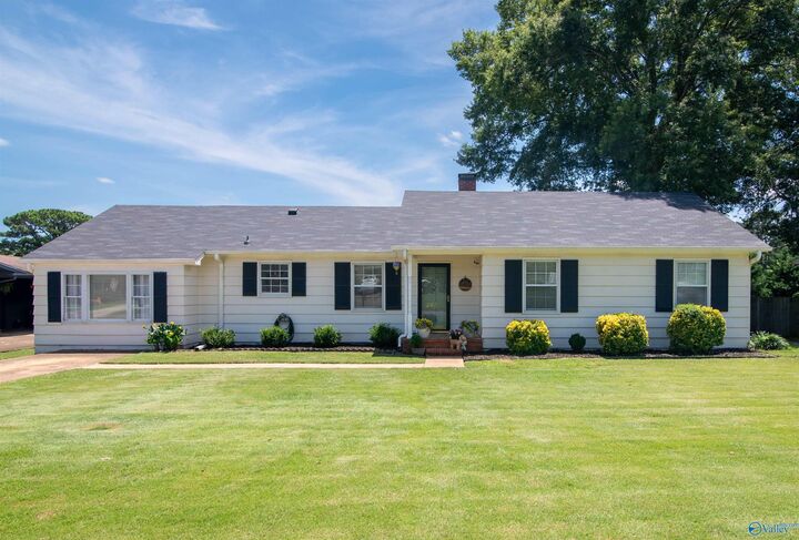 Property Photo:  2403 SE Murphree Road  AL 35601 