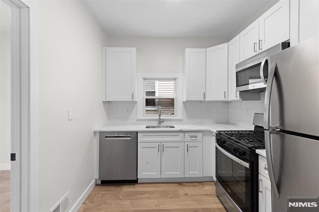 Property Photo:  3 Edison Place 1  NJ 07073 