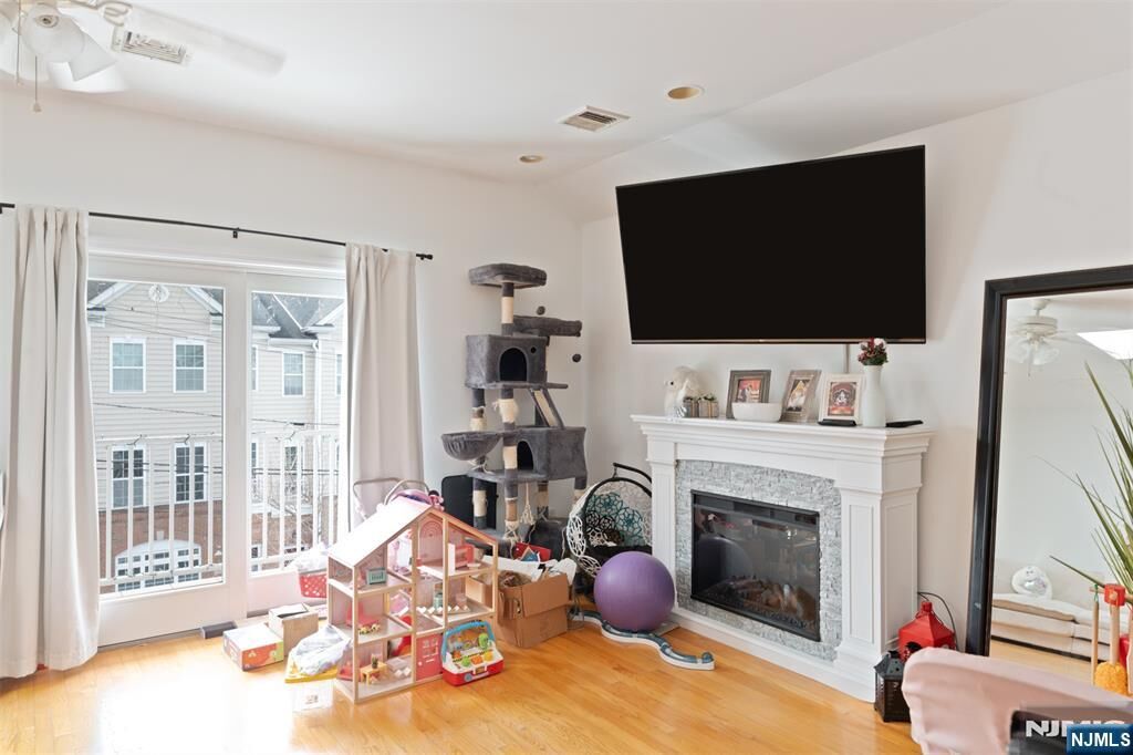 Property Photo:  260 Custer Avenue 2  NJ 07305 