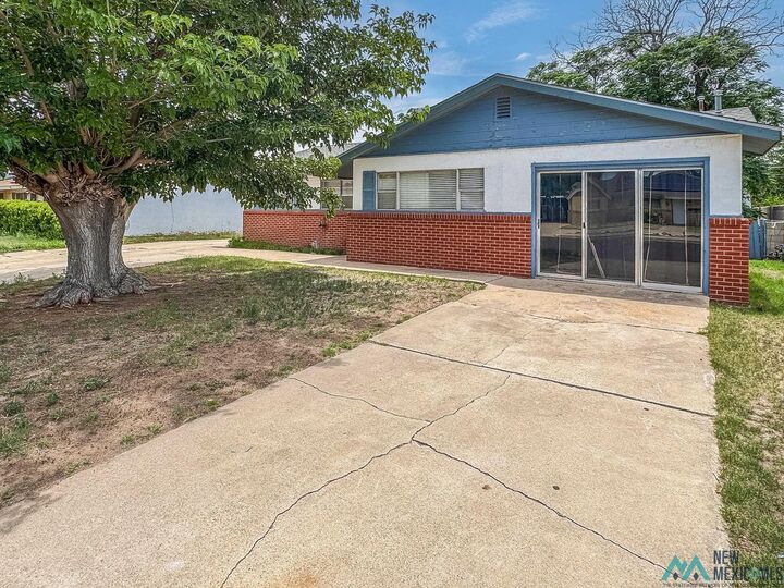 Property Photo:  903 W Iron Avenue  NM 88240 