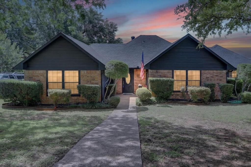 Property Photo: 1002 Capetown Drive TX 75050