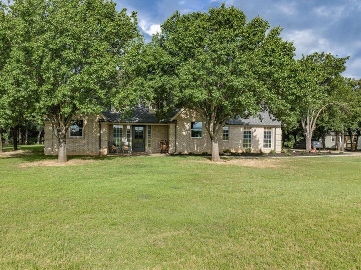Property Photo:  210 County Road 2696  TX 76225 
