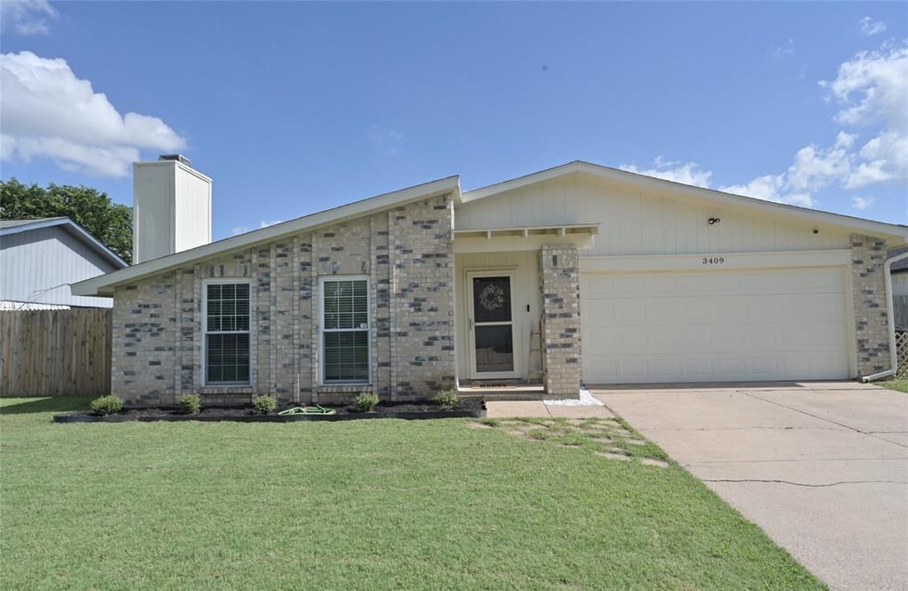 Property Photo: 3409 Forest Creek Drive TX 76123