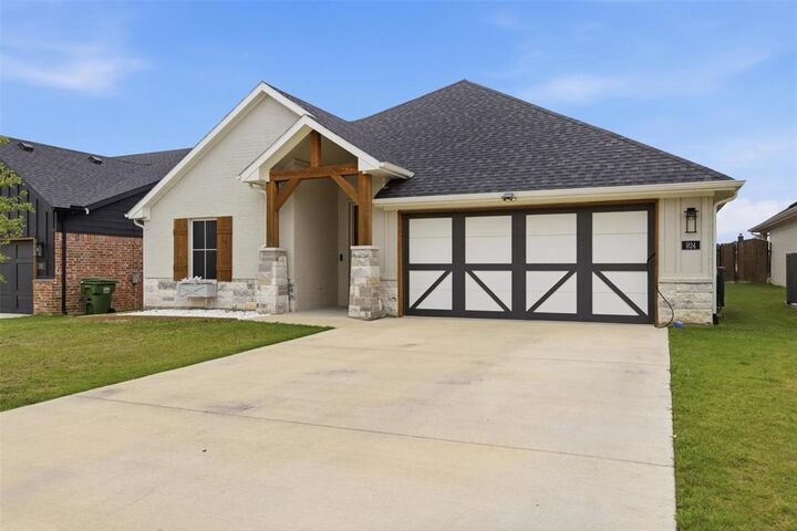 Property Photo:  924 Rodgers Avenue  TX 76044 