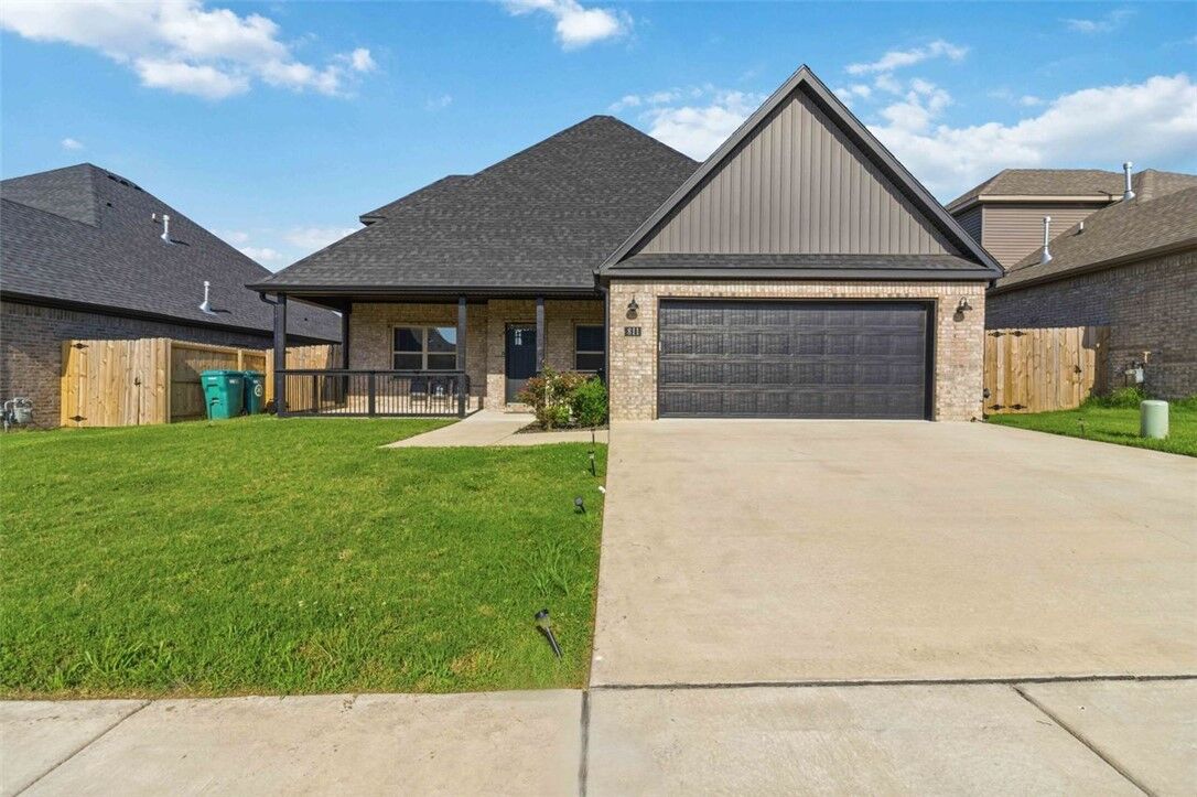 Property Photo: 811 Ann Place AR 72719