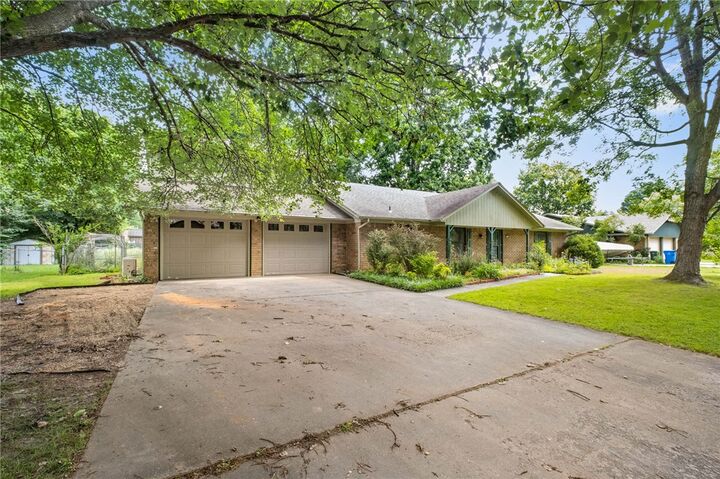 Property Photo: 2514 E Sharon Street AR 72703
