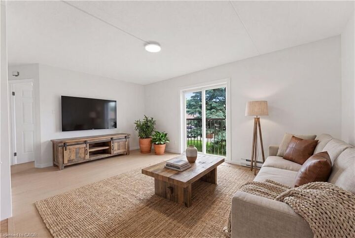 Property Photo: 331 Northlake Drive 5 ON N2V 1Z1