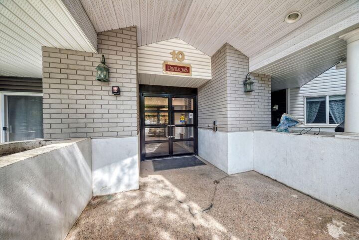 Property Photo: 10 Sierra Morena Mews SW 114 AB T3H 3K5