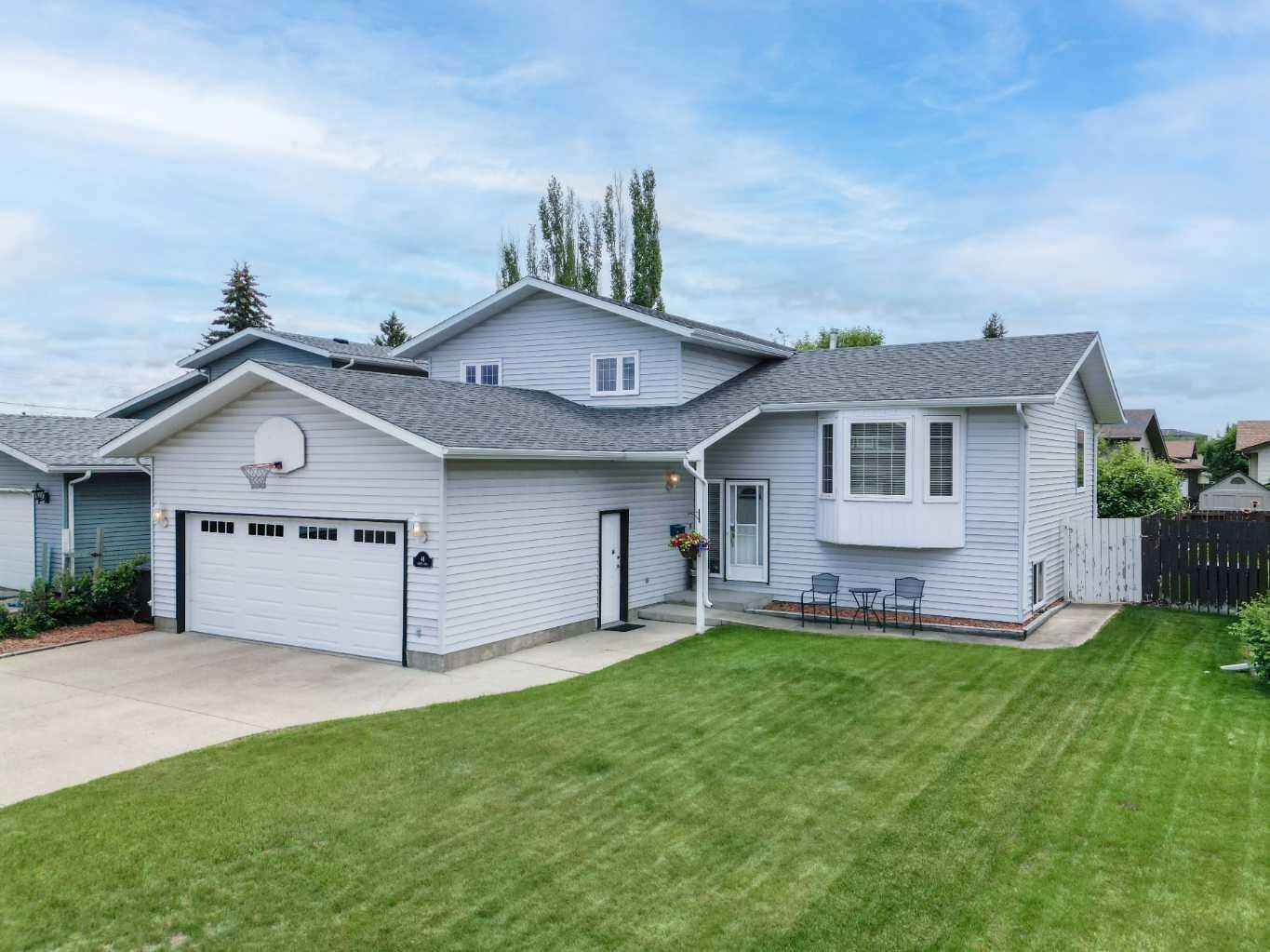 Property Photo: 44 Huget Crescent AB T4N 6P4
