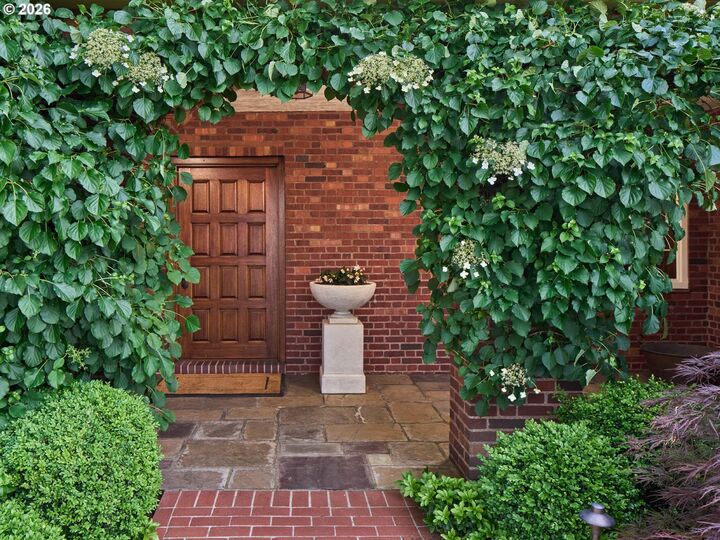 Property Photo:  1840 SW Hawthorne Ter  OR 97201 