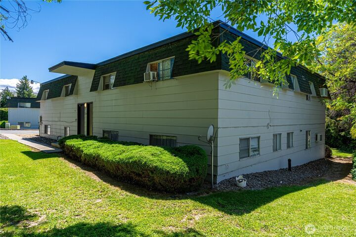 Property Photo:  933 N Baker Avenue 1-16  WA 98802 