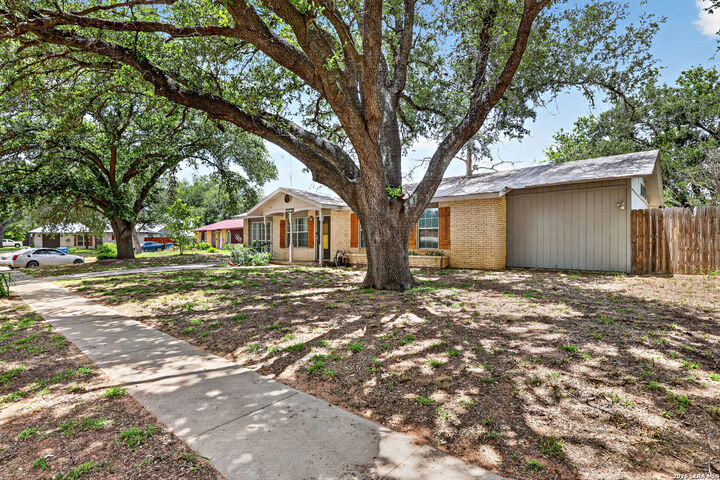 Property Photo: 1112 Maia St TX 78064
