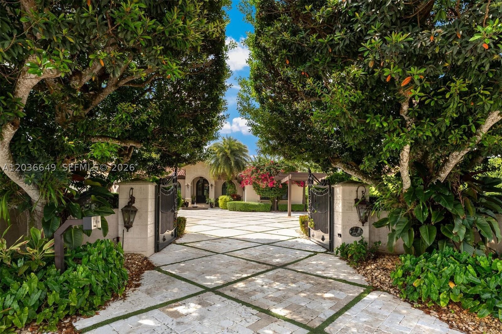 Property Photo: 10270 SW 62nd St FL 33173