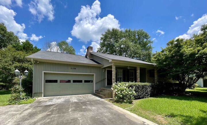 Property Photo: 2106 Dialsdale Dr SW AL 35055