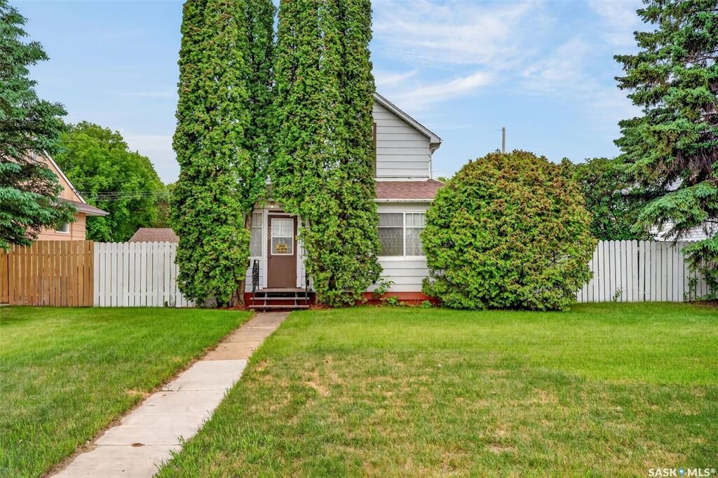 Property Photo: 209 12th Street E SK S6V 1B9