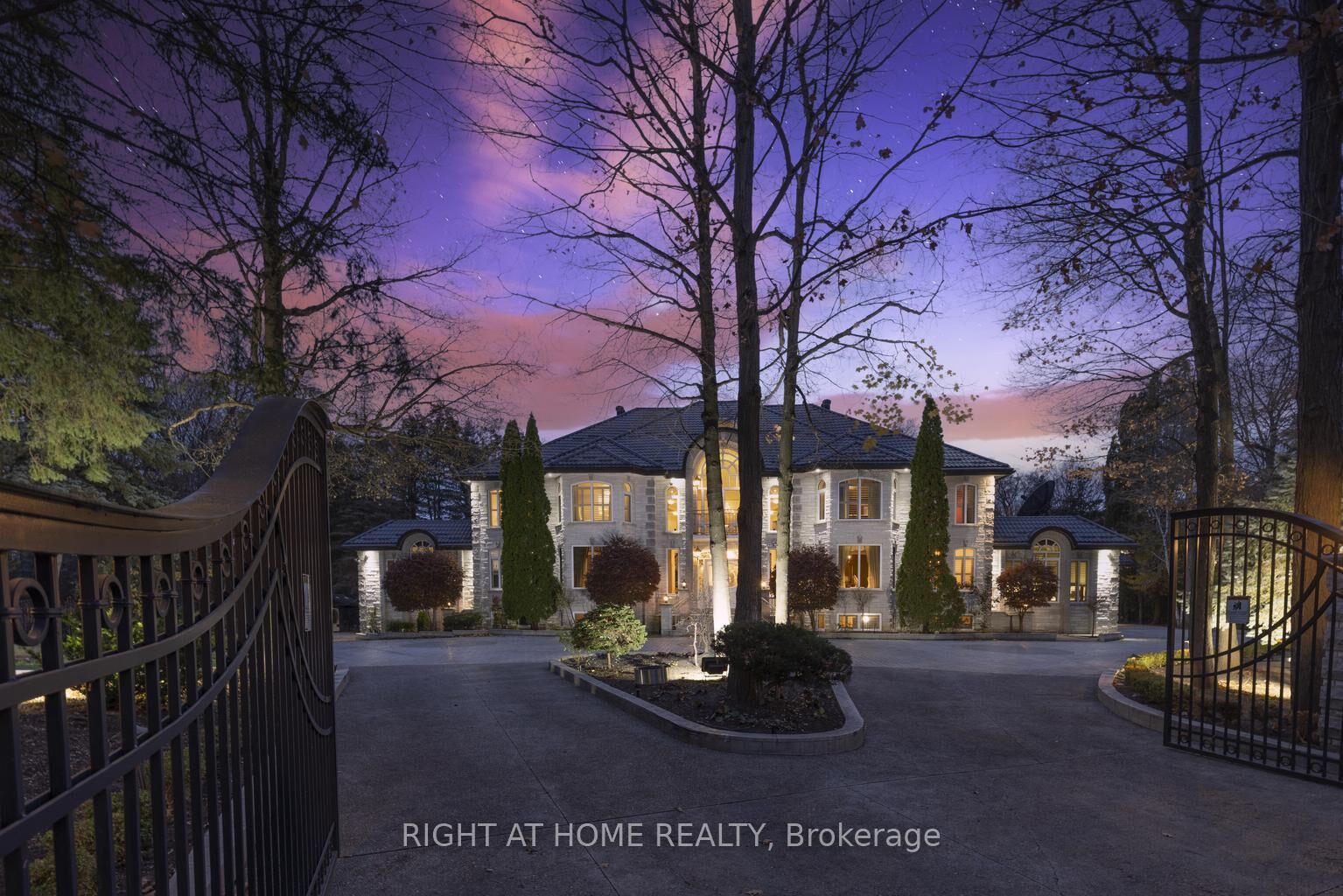 Property Photo: 38 Sugarbush Court ON L4L 2Z2