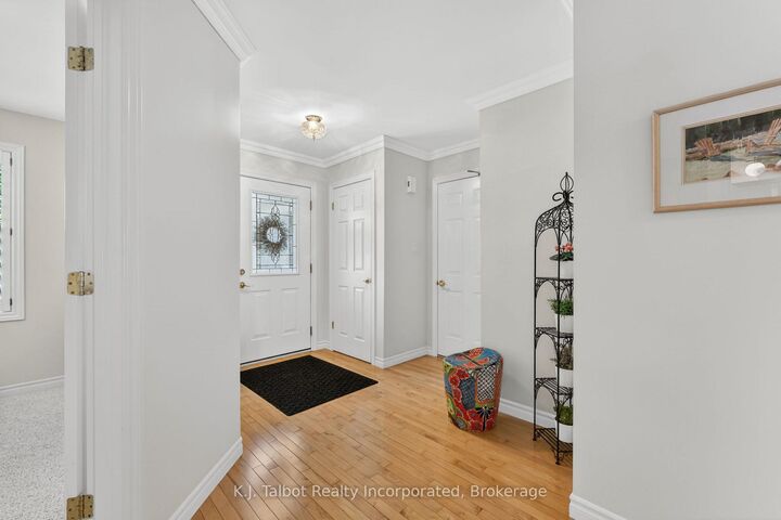 Property Photo: 297 Bethune Crescent ON N7A 4M6