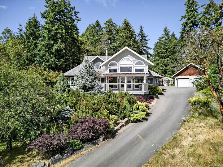 Property Photo: 112 Murrelet Pl BC V8K 1G9