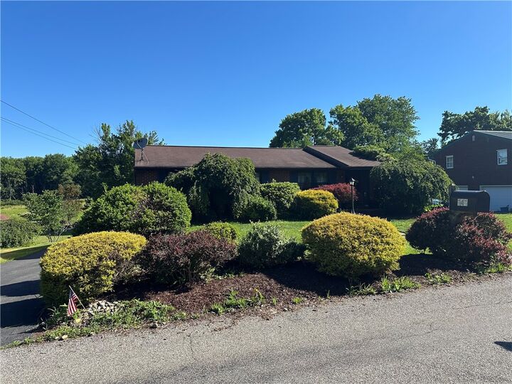 Property Photo: 141 Hampton Ct PA 16002