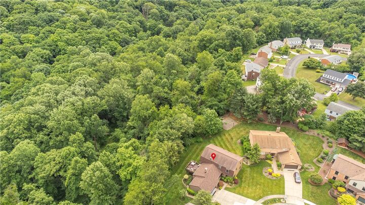 Property Photo:  124 Windsor Court  PA 15146 