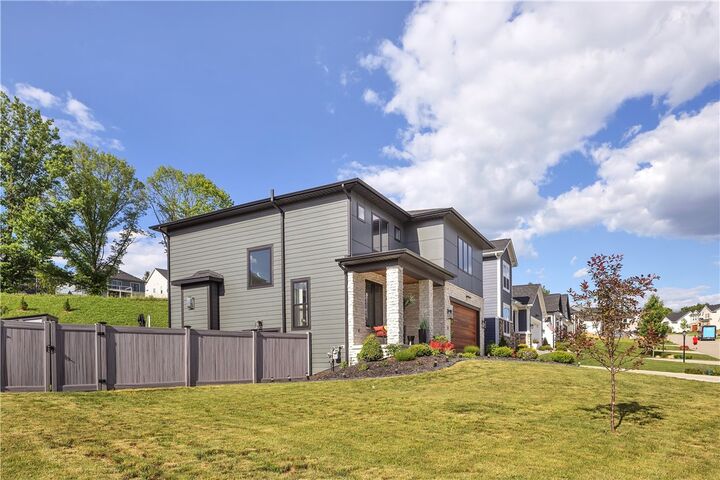Property Photo: 1048 Honey Locust Dr PA 15644