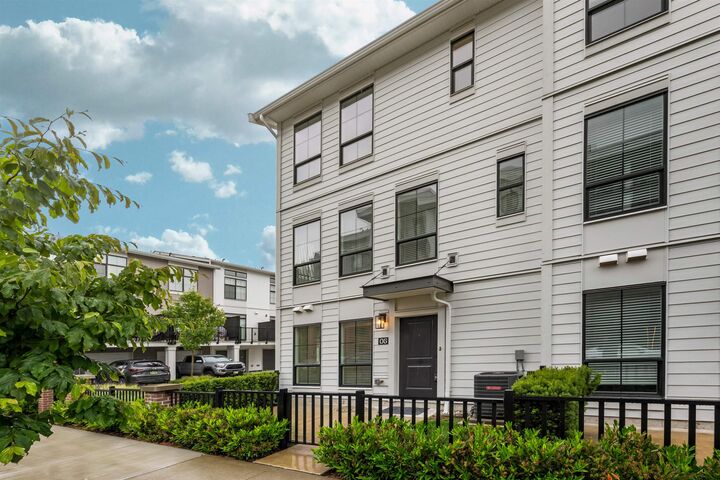 Property Photo: 2774 Montrose Avenue 6 BC V2S 0N4