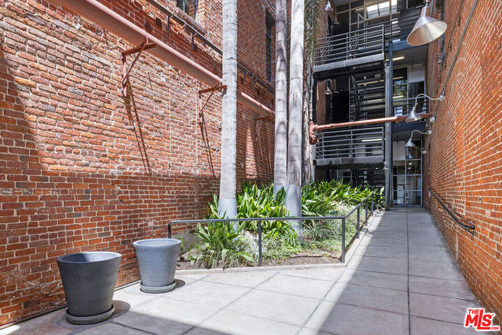 Property Photo:  500 Molino St  CA 90013 