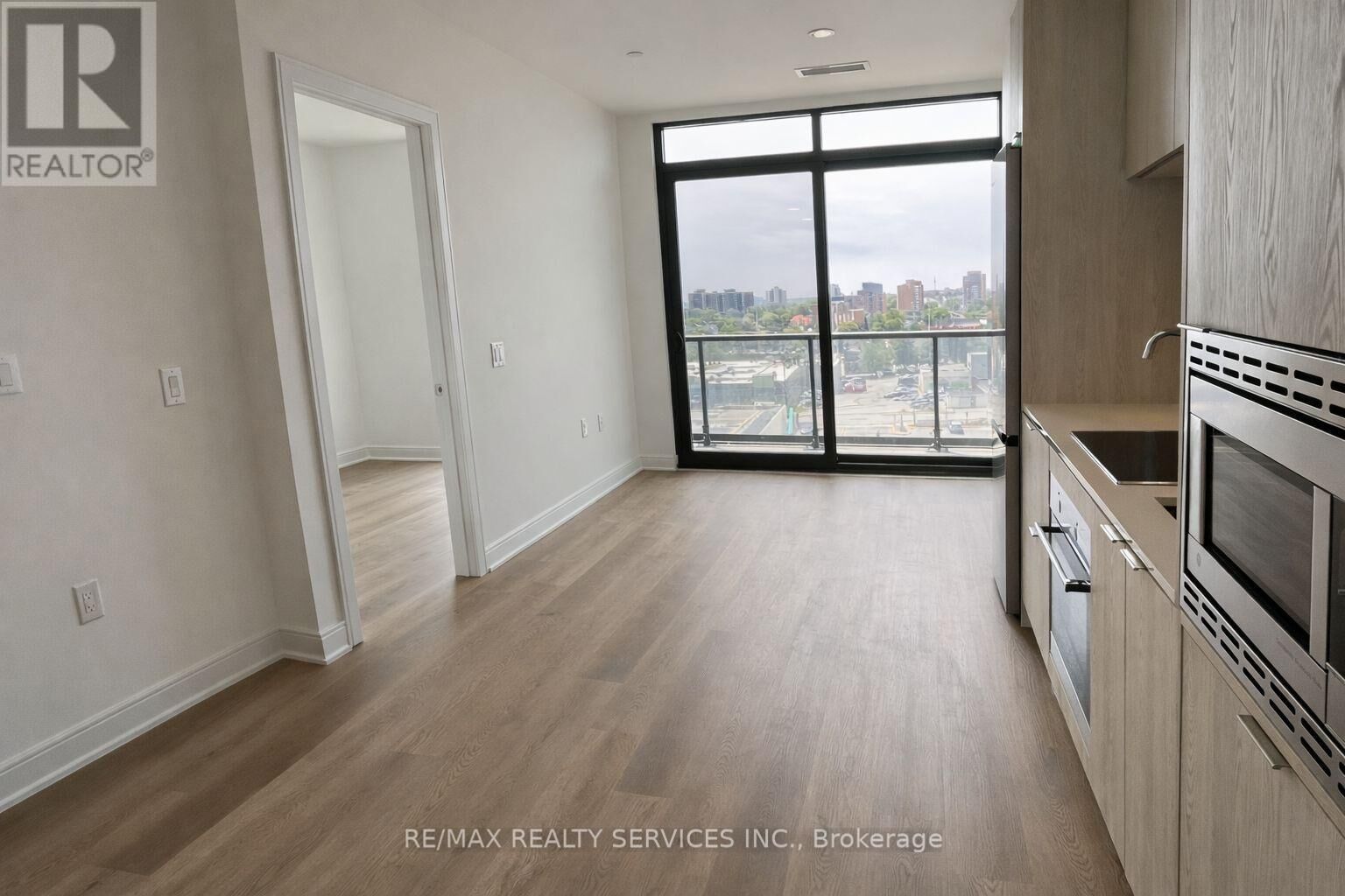 Property Photo: 86 Dundas Street 723 ON L5A 0B1
