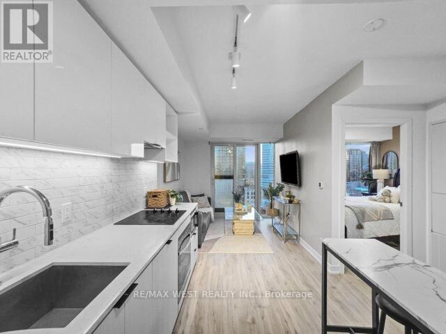 Property Photo:  252 Church Street 2616  ON M5B 0E6 