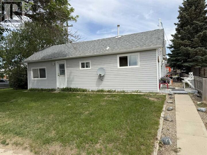 Property Photo:  830 1 Avenue  AB T0K 2K0 