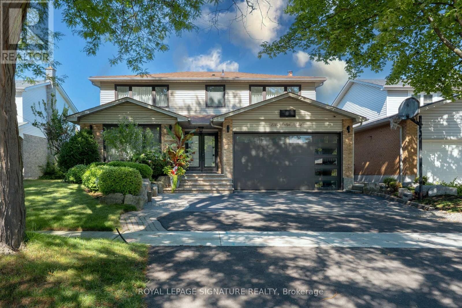 Property Photo: 2545 Evelyn Court ON L5A 3V1