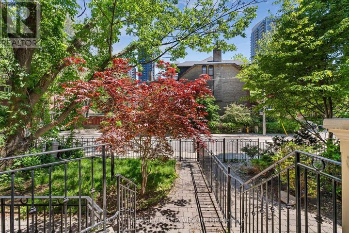 Property Photo:  8 Huntley Street  ON M4Y 2K6 