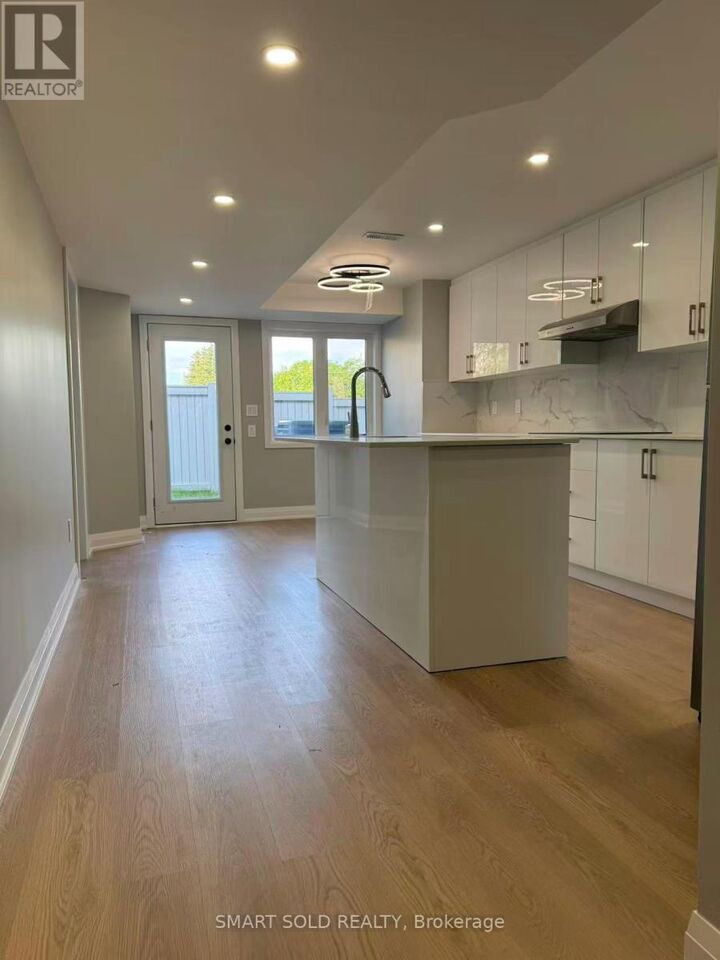 Property Photo: 382 Boundary Boulevard ON L4A 5E2