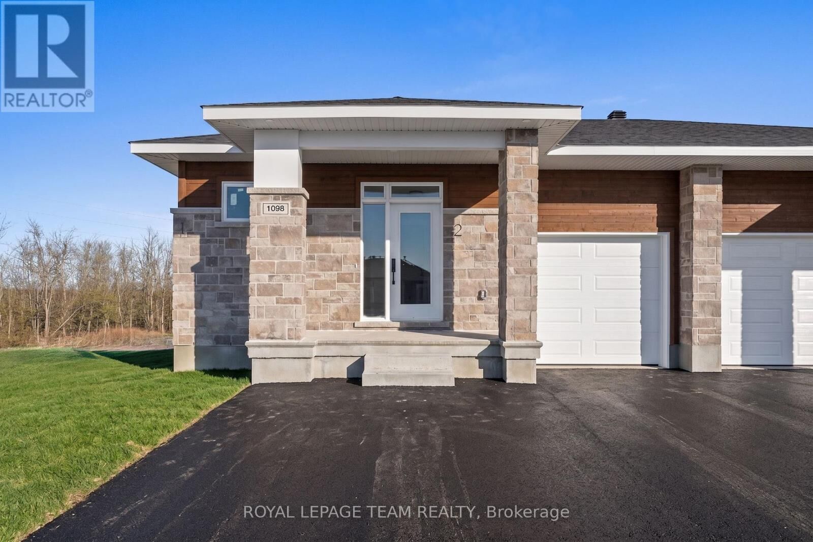 Property Photo:  1128 Moore Street 2  ON K6V 0H2 