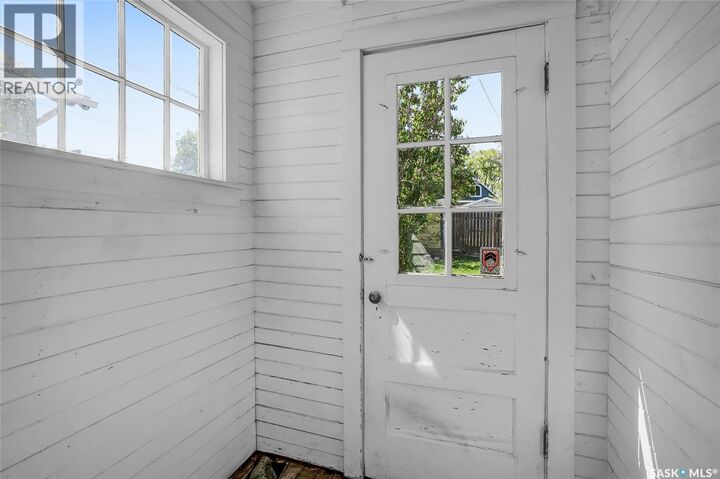 Property Photo:  524 7th Street E  SK S7H 0X7 