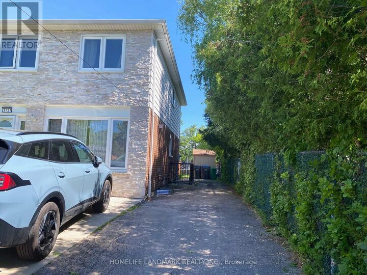 Property Photo: 3121 Jessica Court Lower ON L5C 1X7