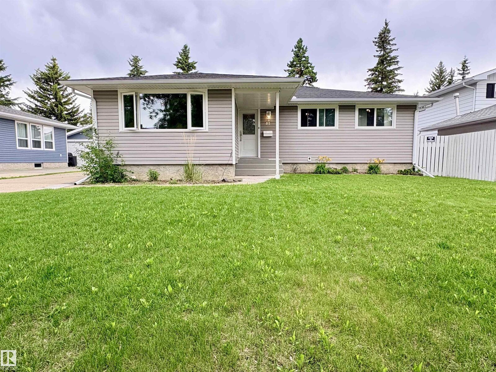 Property Photo:  41 Abbey Crescent  AB T8N 2X3 