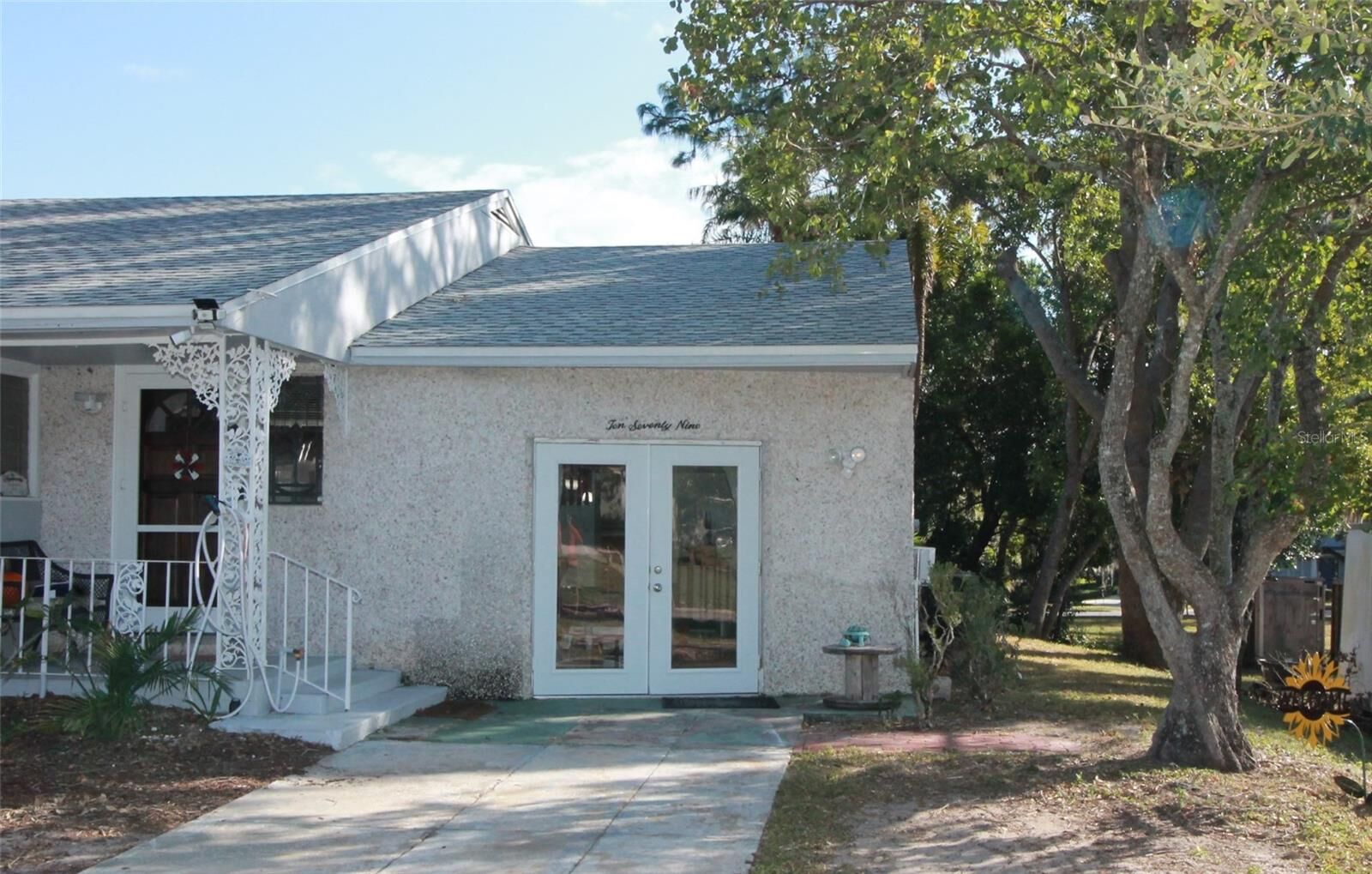 Property Photo: 1079 W Magnolia Street FL 34711